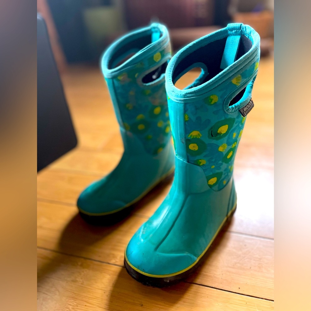 Girls flower Bogs Size 1Y